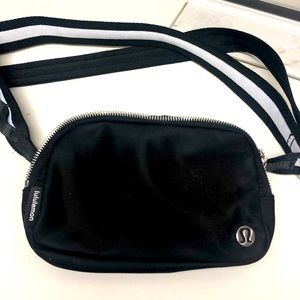 Lululemom Everywhere Crossbody Bag NWOT